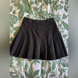Black pleated mini skirt